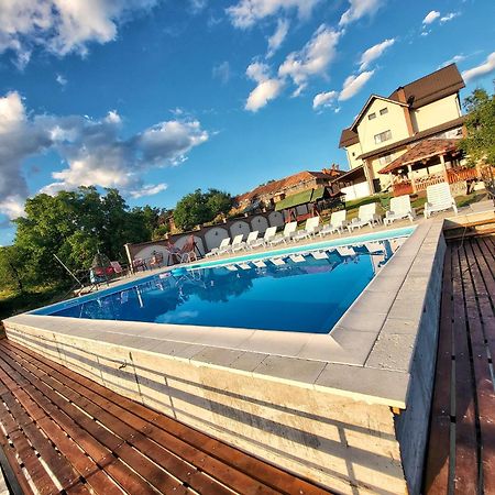 Conacul Lui Bulica Hotel Novaci-Straini Luaran gambar