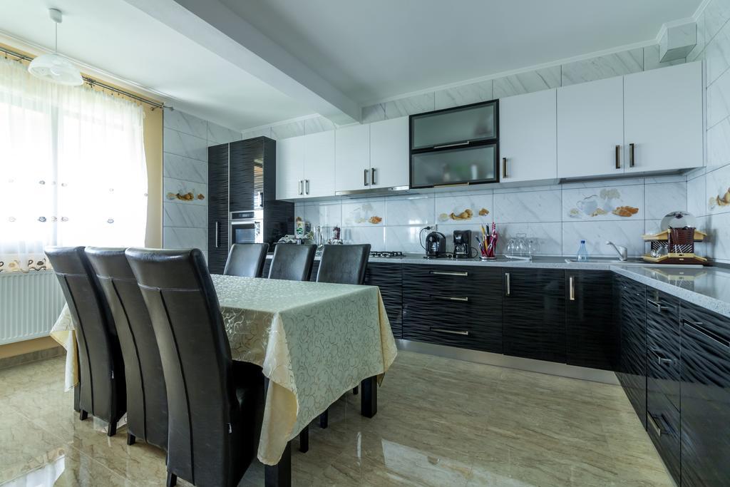 Conacul Lui Bulica Hotel Novaci-Straini Luaran gambar