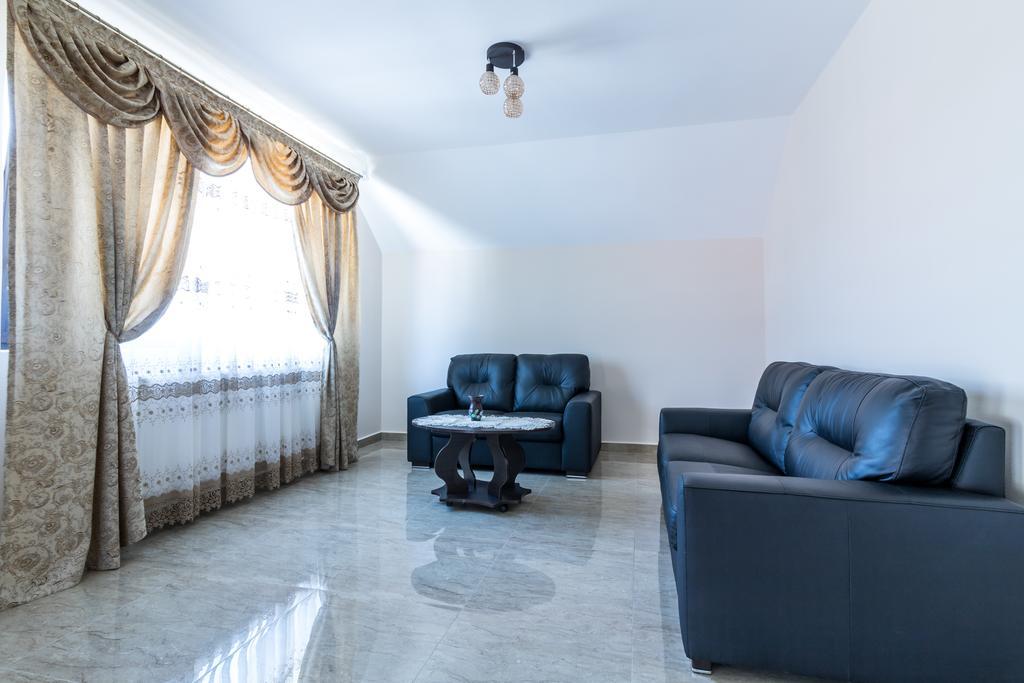 Conacul Lui Bulica Hotel Novaci-Straini Luaran gambar